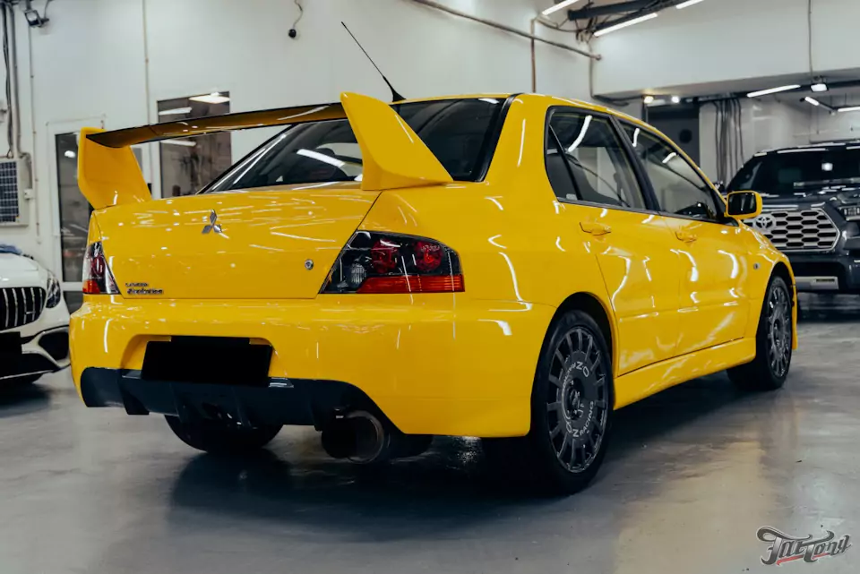 Частичная покраска Mitsubishi Lancer Evolution с подбором цвета: старая краска снялась вместе с пленкой!